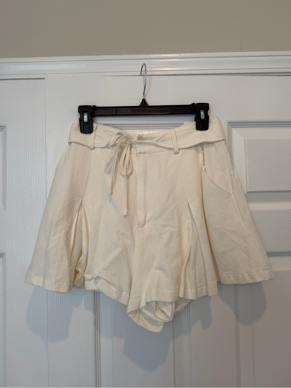 Mustard Seed Cream Pleated High-Waist Belted Shorts Medium